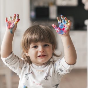 little-child-painting-like-artist